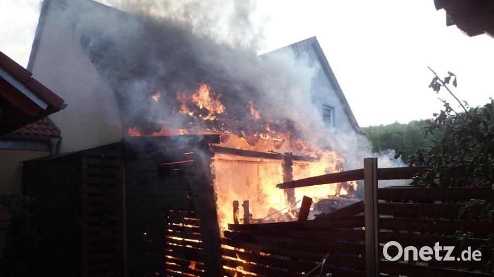 Garagen-Brand in Regensburg-Schwabelweis Berufsfeuerwehr Regensburg, Stuber