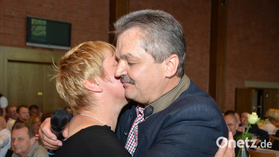 Ein Küsschen für Ehefrau Barbara gab es obendrein als Dank für die hervorragende Organisation des Festes. dob