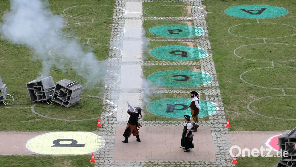 Auftakt mit Karacho: Die Schlosswache eröffnet das XXL-Mensch-ärgere-Dich-nicht-Spiel in der OTH mit einem Böllerschuss. Wolfgang Steinbacher