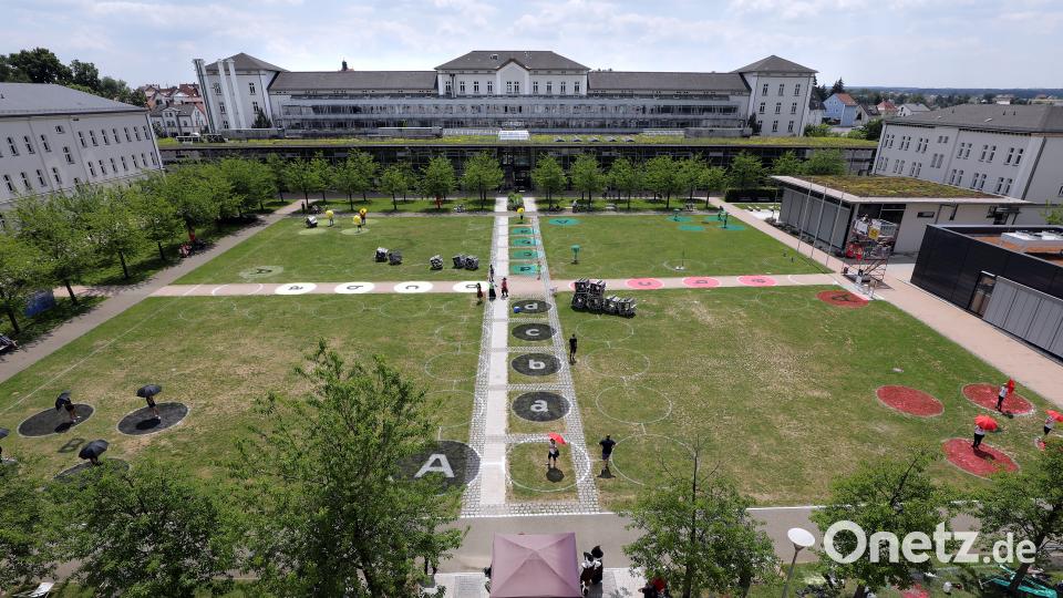Von oben sieht man es genau: Der Campus der Ostbayerischen Technischen Hochschule ist das größte Mensch-ärgere-nicht-Spielfeld der Welt. Ist zwar noch nicht offiziell. Aber auch der zweite Weltrekord in Sachen Mensch-ärgere-Dich-nicht dürfte Amberg ziemlich sicher sein. Wolfgang Steinbacher