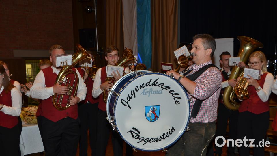 Selbst die große Trommel schlug der Jubilar und gab den Takt für die Jugendkapelle Roggenstein vor. dob