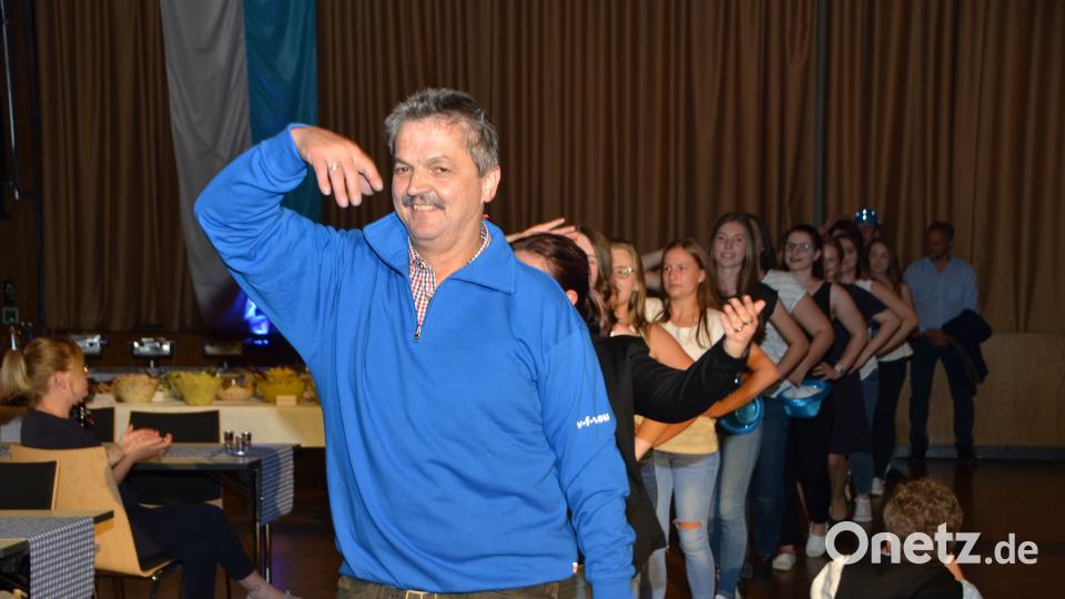 Mit einem neuen VFV-Shirt ging es im Gleichschritt aus der Halle. dob