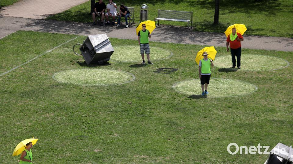 Das erste gelbe &quot;Manschkerl&quot; ist im Spiel. Die anderen warten noch im &quot;Haus&quot;: Zuerst muss der Würfler eine sechs schaffen. Wolfgang Steinbacher