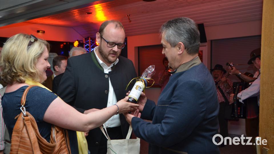 Landrat Andreas Meier mit Ehefrau Jutta gratulierte Andreas Wutzlhofer (rechts) mit einem Landkreiswein. dob