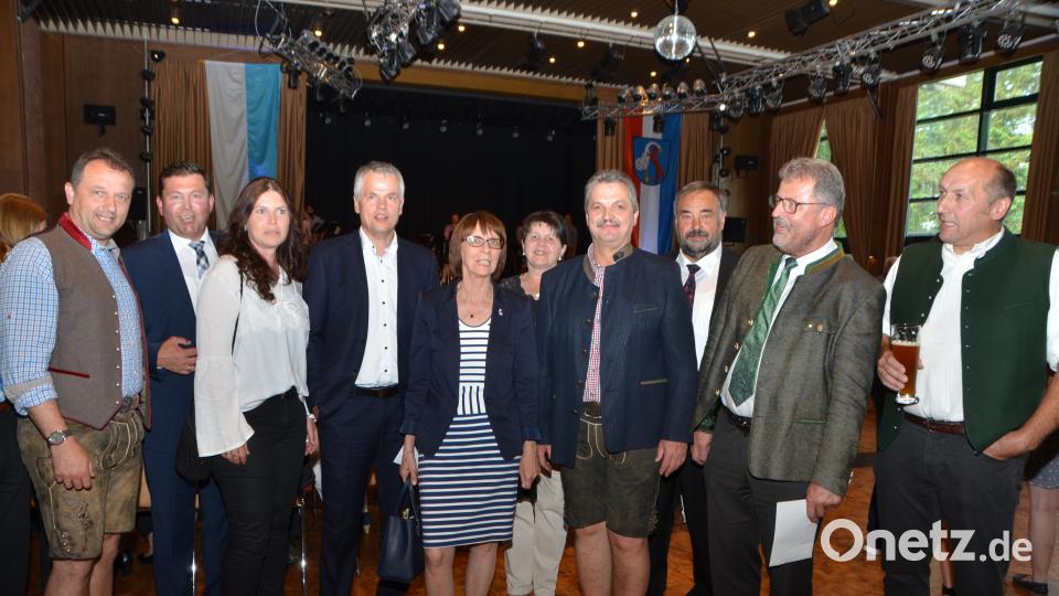 Alle Bürgermeister der umliegenden Gemeinden kamen zum Gratulieren. dob