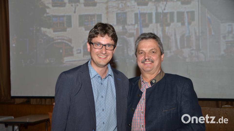 Per Videoclip gratulierte die Rathaus-Mannschaft "ihrem" Bürgermeister zum 60. Geburtstag. Regie führte zweiter Bürgermeister Uli Münchmeier (links). dob