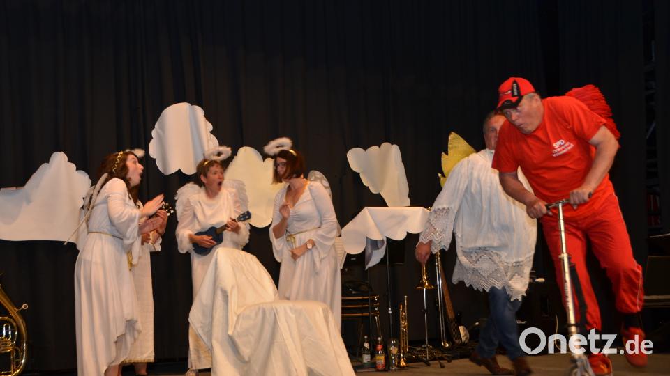 Sogar ein roter SPD-Engel trieb im Himmel sein Unwesen. Kein Wunder, dass es dem Engel Andreasius da nicht länger über den Wolken gefiel und er wieder zum Regieren nach Vohenstrauß geschickt wurde. dob