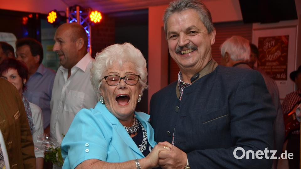 Die Stimmung bei der Geburtstagsfeier in der Stadthalle war prächtig. Lotte Hofmann herzte "meinen Bürgermeister". dob