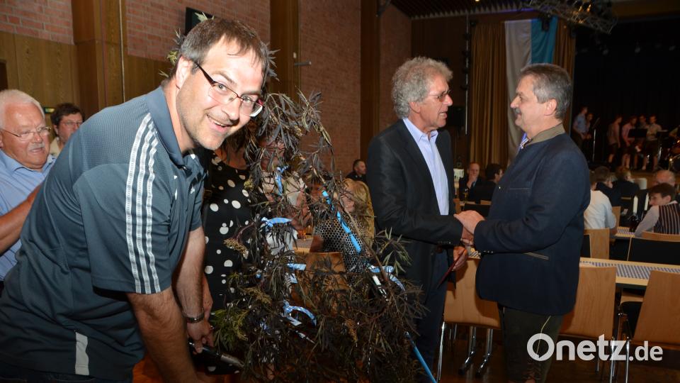 Sogar einen Baum karrte Stadtrat Josef Maier in die Stadthalle. dob