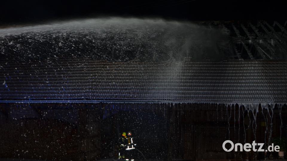 Nach ersten Schätzungen entstanden an einem landwirtschaftlichen Mehrzweckgebäude ein Schaden von rund 100.000 Euro Schaden. Fast 170 Feuerwehrkräfte waren im Einsatz. dob