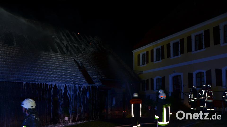 Nach ersten Schätzungen entstanden an einem landwirtschaftlichen Mehrzweckgebäude ein Schaden von rund 100.000 Euro Schaden. Fast 170 Feuerwehrkräfte waren im Einsatz. dob