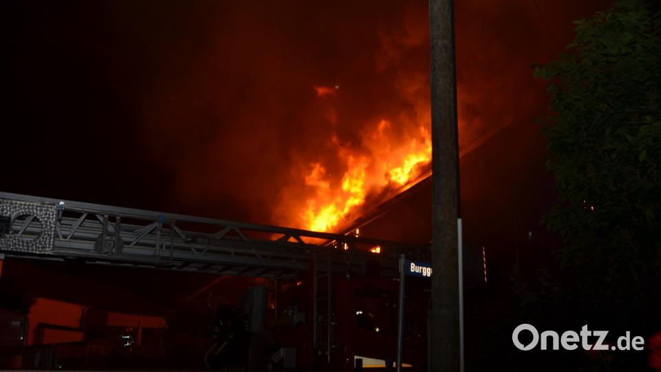 Nach ersten Schätzungen entstanden an einem landwirtschaftlichen Mehrzweckgebäude ein Schaden von rund 100.000 Euro Schaden. Fast 170 Feuerwehrkräfte waren im Einsatz. dob