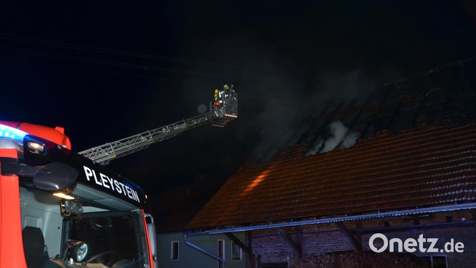 Nach ersten Schätzungen entstanden an einem landwirtschaftlichen Mehrzweckgebäude ein Schaden von rund 100.000 Euro Schaden. Fast 170 Feuerwehrkräfte waren im Einsatz. dob