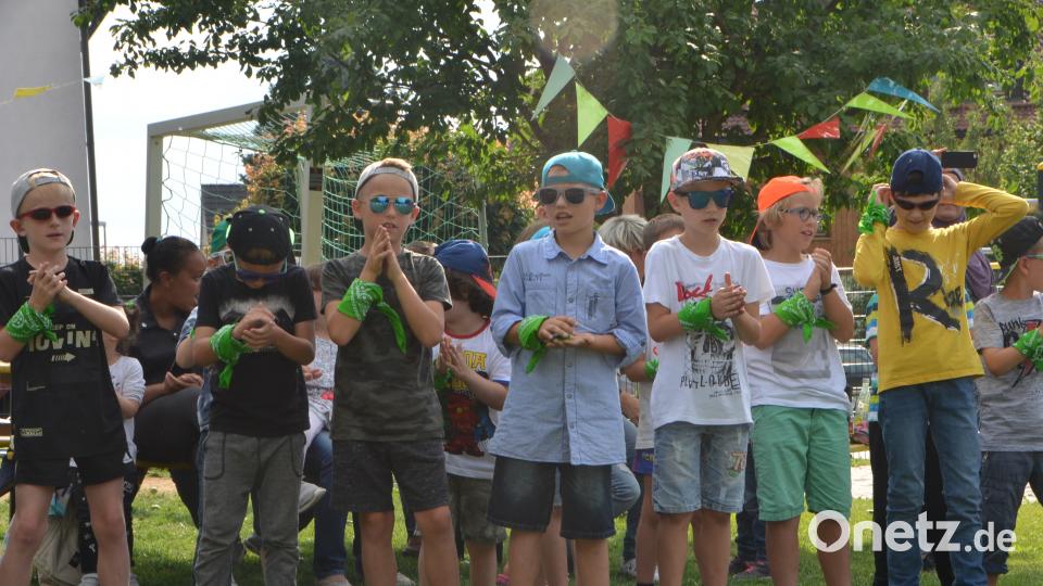 Mädchen gegen Jungs. Jungs gegen Mädchen. dob