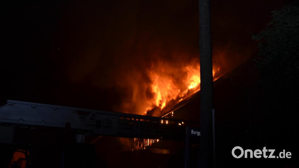 Nach ersten Schätzungen entstanden an einem landwirtschaftlichen Mehrzweckgebäude ein Schaden von rund 100.000 Euro Schaden. Fast 170 Feuerwehrkräfte waren im Einsatz. dob