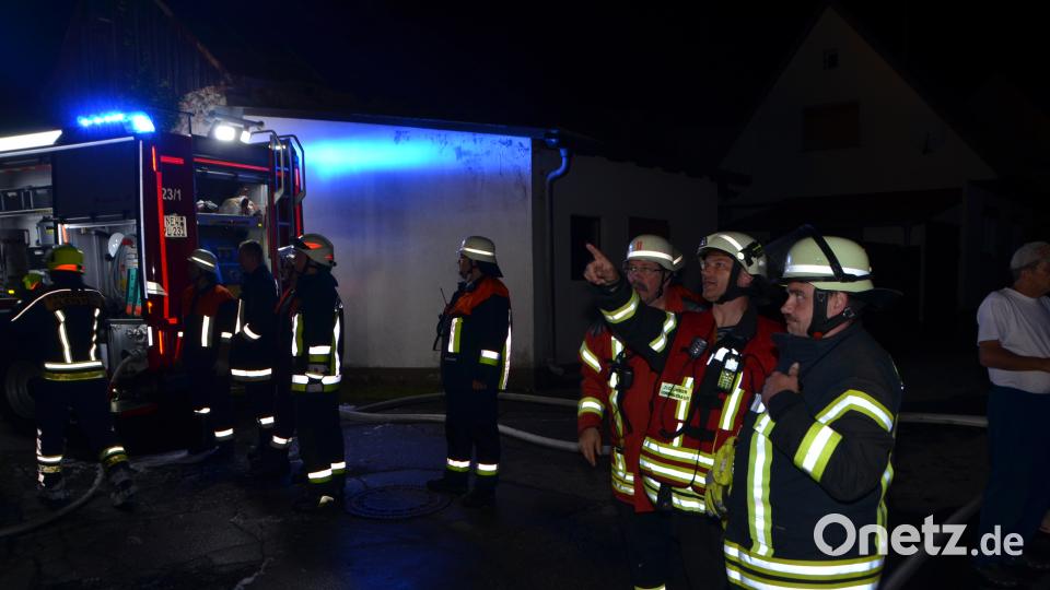 Nach ersten Schätzungen entstanden an einem landwirtschaftlichen Mehrzweckgebäude ein Schaden von rund 100.000 Euro Schaden. Fast 170 Feuerwehrkräfte waren im Einsatz. dob