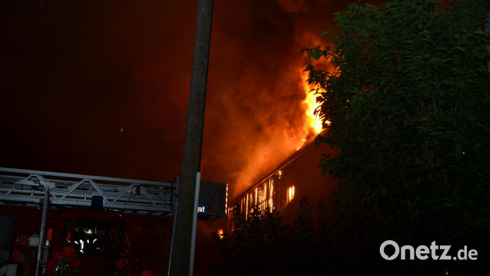 Nach ersten Schätzungen entstanden an einem landwirtschaftlichen Mehrzweckgebäude ein Schaden von rund 100.000 Euro Schaden. Fast 170 Feuerwehrkräfte waren im Einsatz. dob