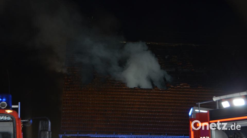 Nach ersten Schätzungen entstanden an einem landwirtschaftlichen Mehrzweckgebäude ein Schaden von rund 100.000 Euro Schaden. Fast 170 Feuerwehrkräfte waren im Einsatz. dob