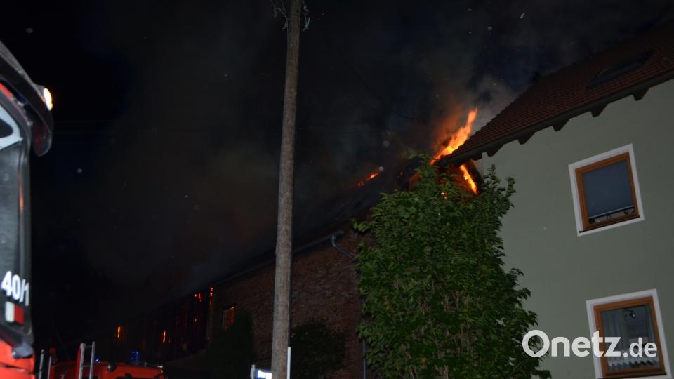 Nach ersten Schätzungen entstanden an einem landwirtschaftlichen Mehrzweckgebäude ein Schaden von rund 100.000 Euro Schaden. Fast 170 Feuerwehrkräfte waren im Einsatz. dob