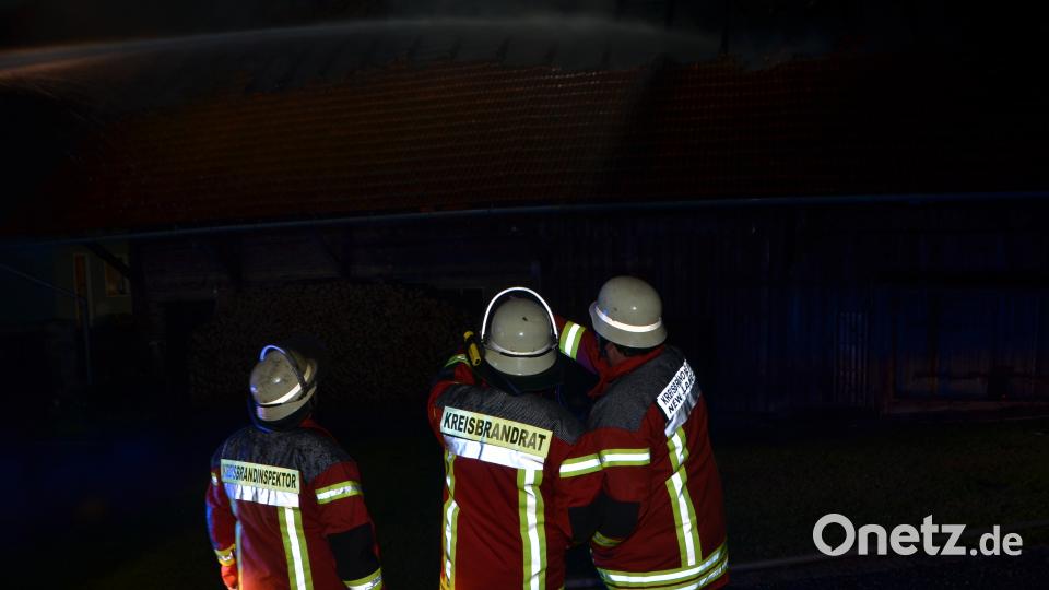 Nach ersten Schätzungen entstanden an einem landwirtschaftlichen Mehrzweckgebäude ein Schaden von rund 100.000 Euro Schaden. Fast 170 Feuerwehrkräfte waren im Einsatz. dob