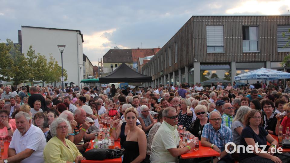 Rund 6000 Besucher bevölkern die Partymeile. kro