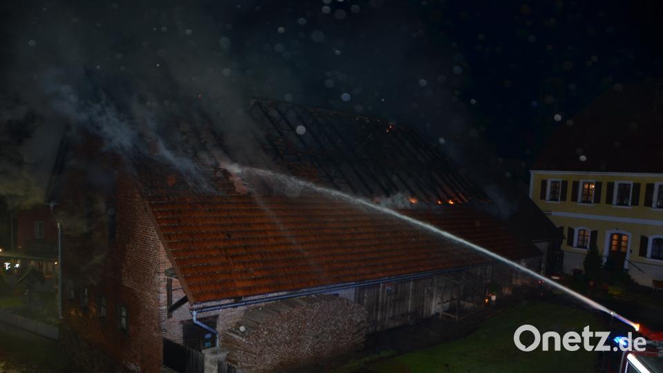 Nach ersten Schätzungen entstanden an einem landwirtschaftlichen Mehrzweckgebäude ein Schaden von rund 100.000 Euro Schaden. Fast 170 Feuerwehrkräfte waren im Einsatz. dob