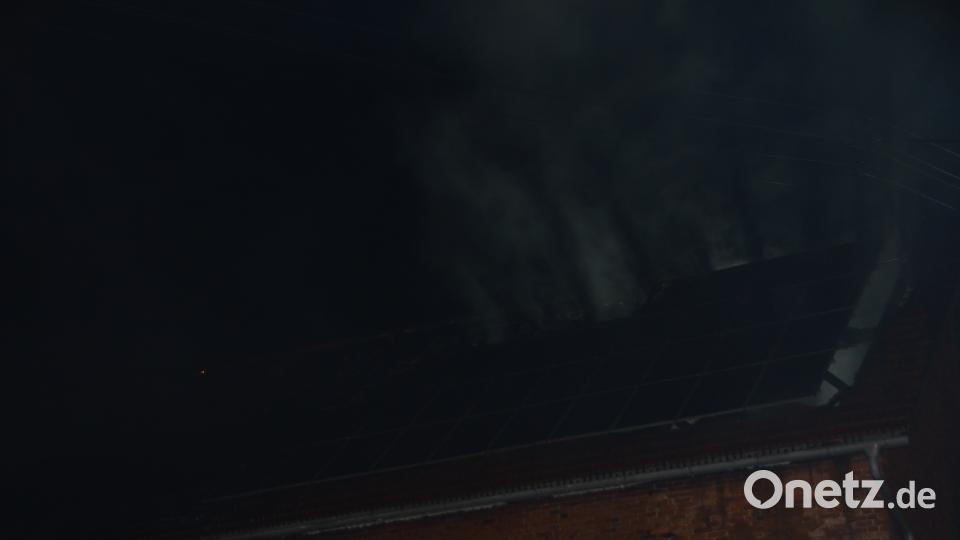 Nach ersten Schätzungen entstanden an einem landwirtschaftlichen Mehrzweckgebäude ein Schaden von rund 100.000 Euro Schaden. Fast 170 Feuerwehrkräfte waren im Einsatz.Auf der südlich ausgerichteten Dachfläche befand sich eine Photovoltaikanlage. dob