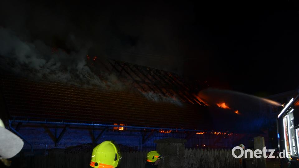 Nach ersten Schätzungen entstanden an einem landwirtschaftlichen Mehrzweckgebäude ein Schaden von rund 100.000 Euro Schaden. Fast 170 Feuerwehrkräfte waren im Einsatz. dob