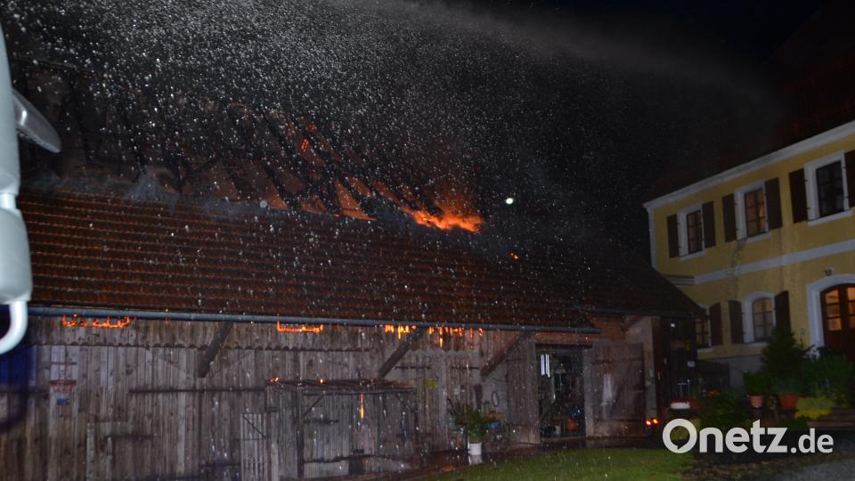 Nach ersten Schätzungen entstanden an einem landwirtschaftlichen Mehrzweckgebäude ein Schaden von rund 100.000 Euro Schaden. Fast 170 Feuerwehrkräfte waren im Einsatz. dob