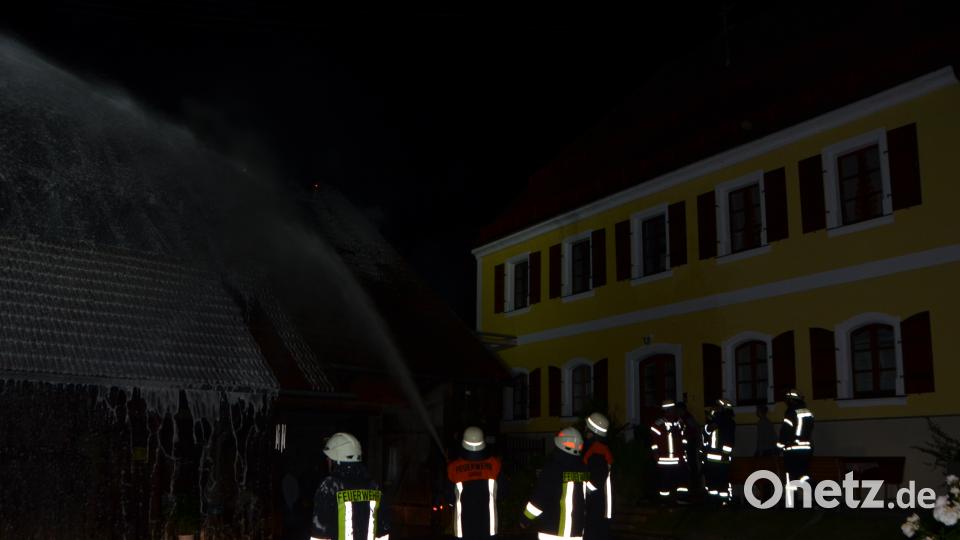 Nach ersten Schätzungen entstanden an einem landwirtschaftlichen Mehrzweckgebäude ein Schaden von rund 100.000 Euro Schaden. Fast 170 Feuerwehrkräfte waren im Einsatz. dob