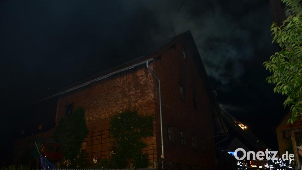 Nach ersten Schätzungen entstanden an einem landwirtschaftlichen Mehrzweckgebäude ein Schaden von rund 100.000 Euro Schaden. Fast 170 Feuerwehrkräfte waren im Einsatz. dob