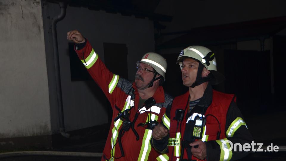 Kreisbrandmeister Thomas Kleber und der Vohenstraußer Stadtkommandant Mario Dobmayer (von links) im Einsatz. dob