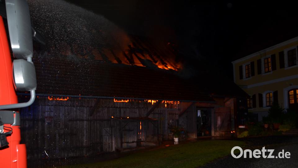 Nach ersten Schätzungen entstanden an einem landwirtschaftlichen Mehrzweckgebäude ein Schaden von rund 100.000 Euro Schaden. Fast 170 Feuerwehrkräfte waren im Einsatz. dob