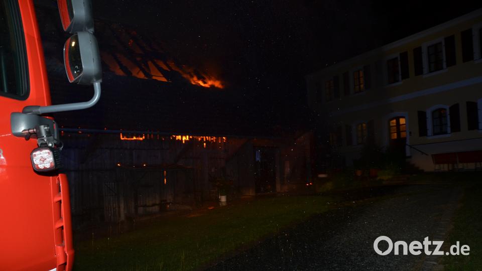 Nach ersten Schätzungen entstanden an einem landwirtschaftlichen Mehrzweckgebäude ein Schaden von rund 100.000 Euro Schaden. Fast 170 Feuerwehrkräfte waren im Einsatz.. dob