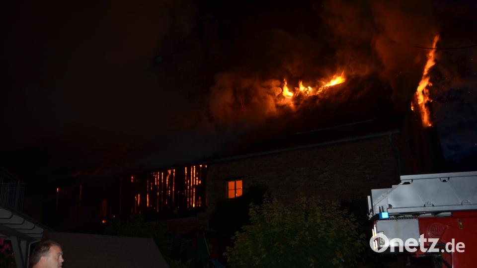 Nach ersten Schätzungen entstanden an einem landwirtschaftlichen Mehrzweckgebäude ein Schaden von rund 100.000 Euro Schaden. Fast 170 Feuerwehrkräfte waren im Einsatz. dob