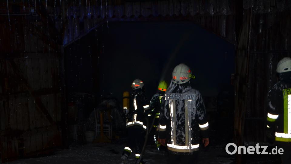 Nach ersten Schätzungen entstanden an einem landwirtschaftlichen Mehrzweckgebäude ein Schaden von rund 100.000 Euro Schaden. Fast 170 Feuerwehrkräfte waren im Einsatz. dob