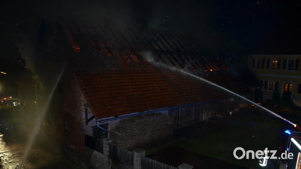 Nach ersten Schätzungen entstanden an einem landwirtschaftlichen Mehrzweckgebäude ein Schaden von rund 100.000 Euro Schaden. Fast 170 Feuerwehrkräfte waren im Einsatz. dob