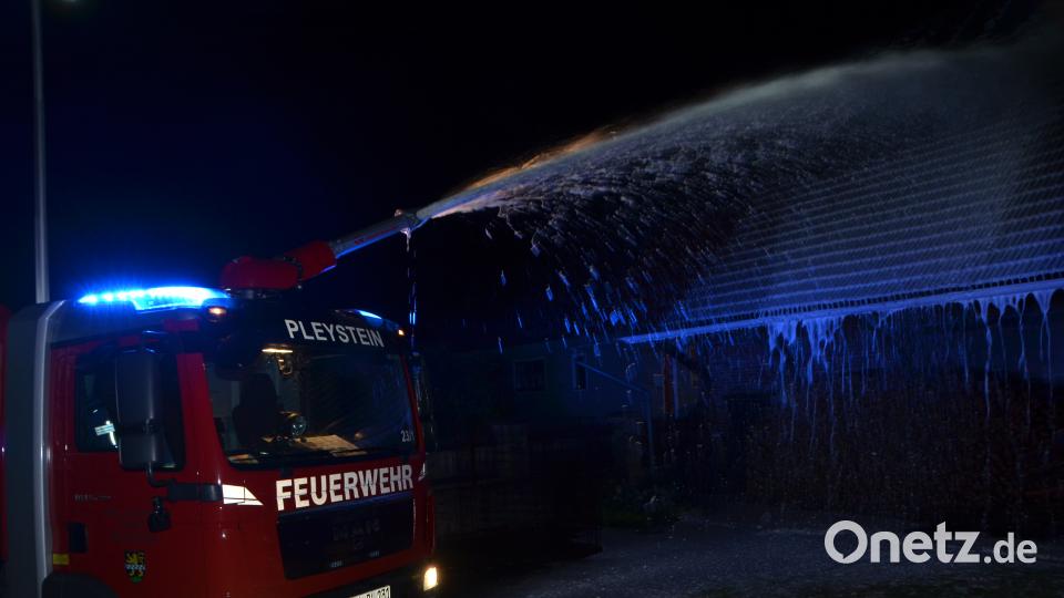 Die Pleysteiner Ortswehr setzte einen Wasserwerfer ein, dem ein Schaumgemisch zugesetzt wurde. dob