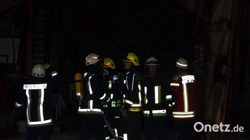 Nach ersten Schätzungen entstanden an einem landwirtschaftlichen Mehrzweckgebäude ein Schaden von rund 100.000 Euro Schaden. Fast 170 Feuerwehrkräfte waren im Einsatz. dob