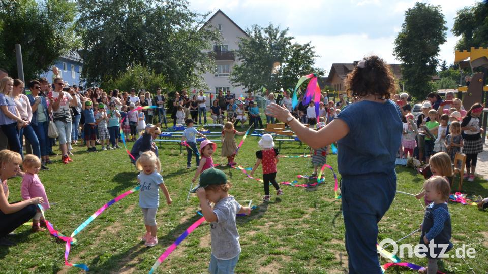 Die Krippenkinder hopsten mit bunten Bändern zum Dschungellied durch den Garten dob