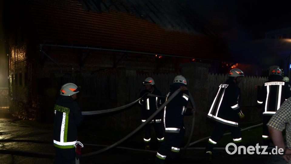 Nach ersten Schätzungen entstanden an einem landwirtschaftlichen Mehrzweckgebäude ein Schaden von rund 100.000 Euro Schaden. Fast 170 Feuerwehrkräfte waren im Einsatz. dob