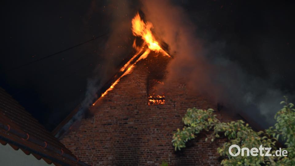 Nach ersten Schätzungen entstanden an einem landwirtschaftlichen Mehrzweckgebäude ein Schaden von rund 100.000 Euro Schaden. Fast 170 Feuerwehrkräfte waren im Einsatz. dob