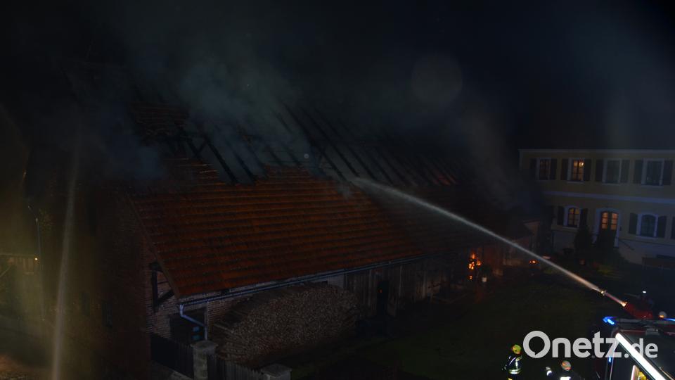 Nach ersten Schätzungen entstanden an einem landwirtschaftlichen Mehrzweckgebäude ein Schaden von rund 100.000 Euro Schaden. Fast 170 Feuerwehrkräfte waren im Einsatz. dob