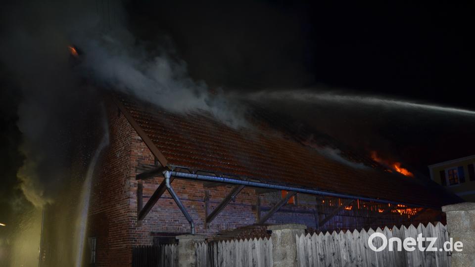 Nach ersten Schätzungen entstanden an einem landwirtschaftlichen Mehrzweckgebäude ein Schaden von rund 100.000 Euro Schaden. Fast 170 Feuerwehrkräfte waren im Einsatz. dob