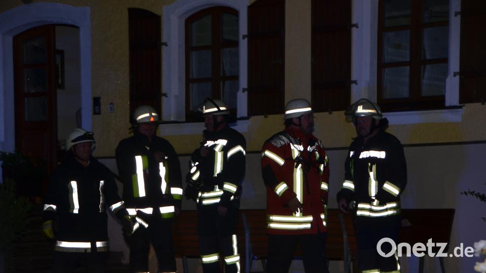 Nach ersten Schätzungen entstanden an einem landwirtschaftlichen Mehrzweckgebäude ein Schaden von rund 100.000 Euro Schaden. Fast 170 Feuerwehrkräfte waren im Einsatz. dob