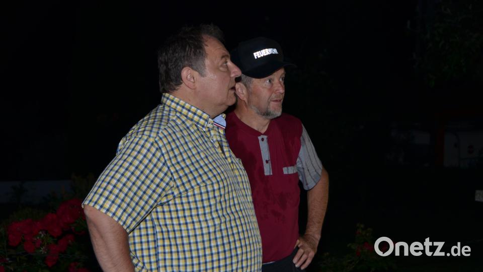 Josef Preßl als direkter Anwohner und Altbürgermeister Johann Walbrunn (von links) stehen vor dem zerstörten Gebäude. dob