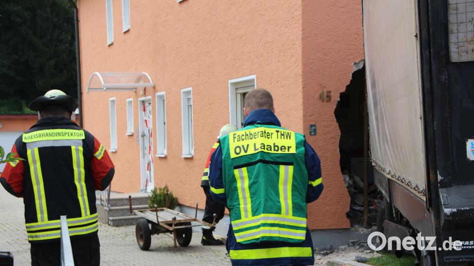 Nach einem Verkehrsunfall fährt ein Lkw in Zeitlarn in eine Hauswand. Alexander Auer