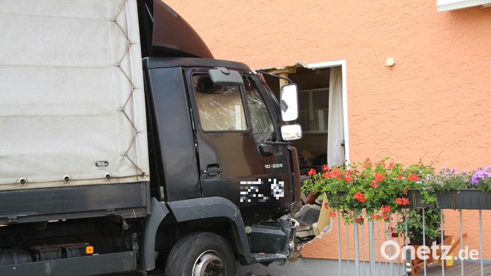 Nach einem Verkehrsunfall fährt ein Lkw in Zeitlarn in eine Hauswand. Alexander Auer