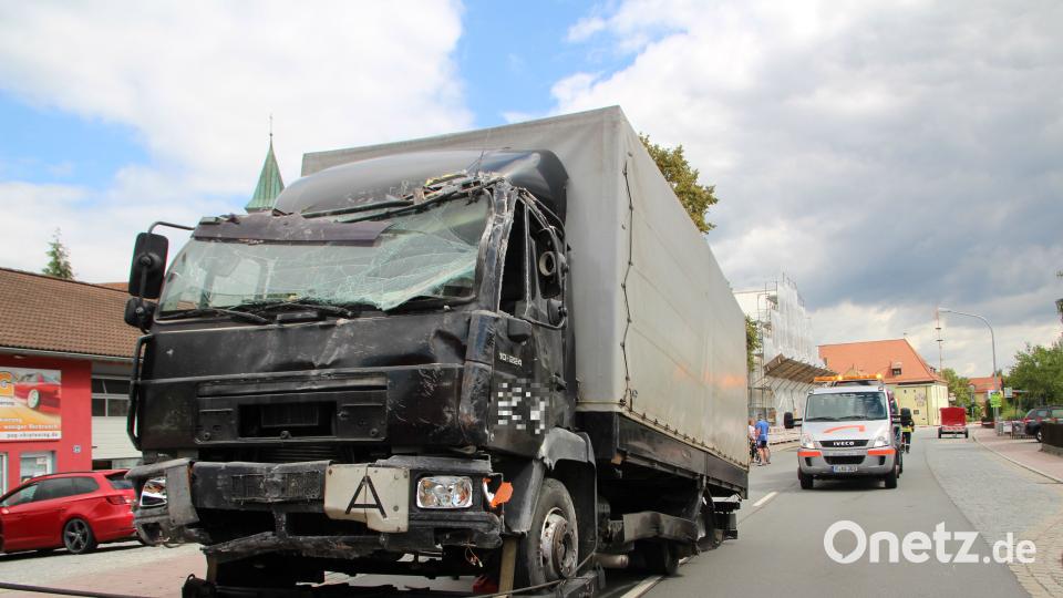 Nach einem Verkehrsunfall fährt ein Lkw in Zeitlarn in eine Hauswand. Alexander Auer
