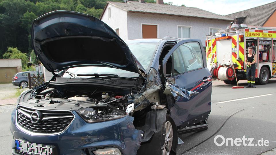 Nach einem Verkehrsunfall fährt ein Lkw in Zeitlarn in eine Hauswand. Alexander Auer